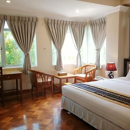 Grand Laurel Hotel Rangum Exterior foto