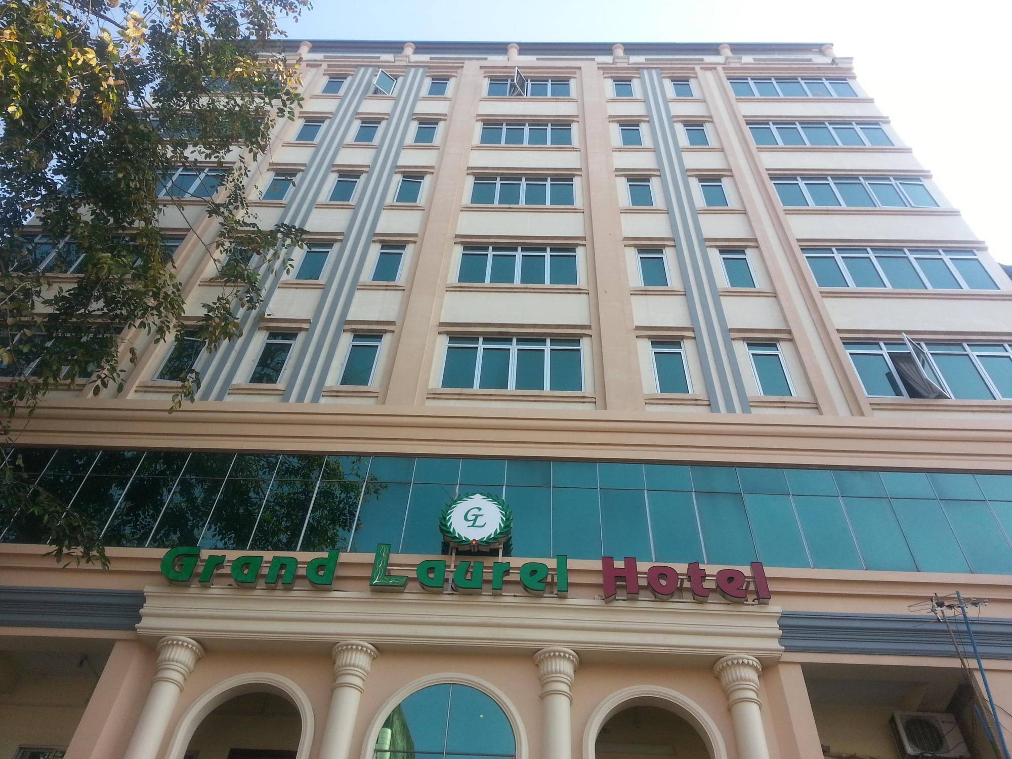 Grand Laurel Hotel Rangum Exterior foto