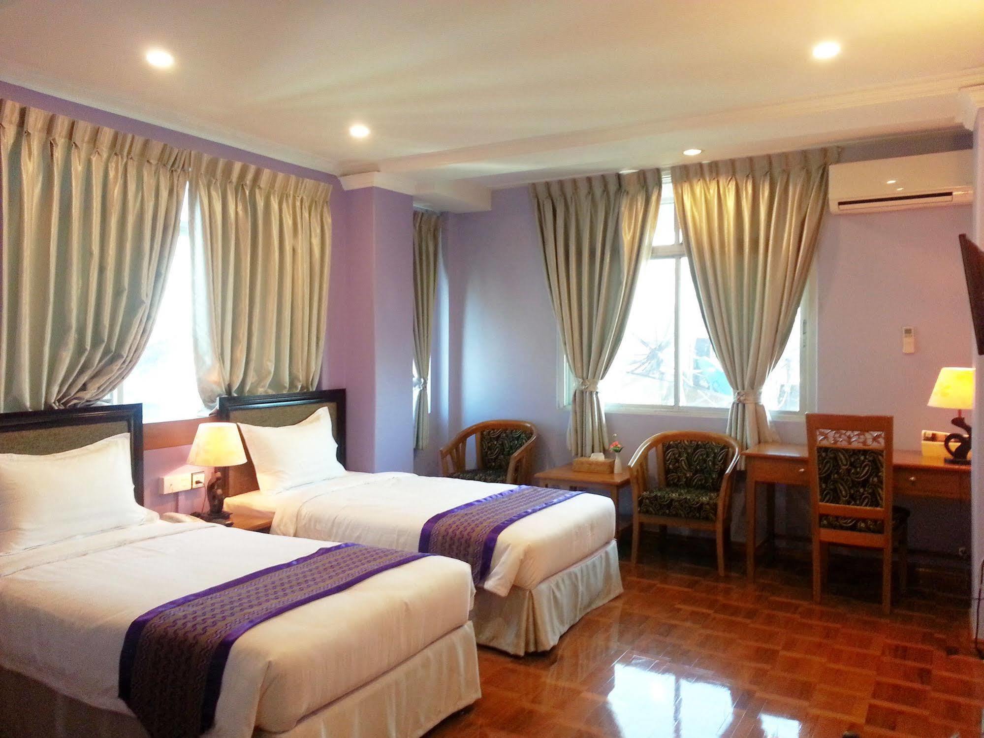 Grand Laurel Hotel Rangum Exterior foto