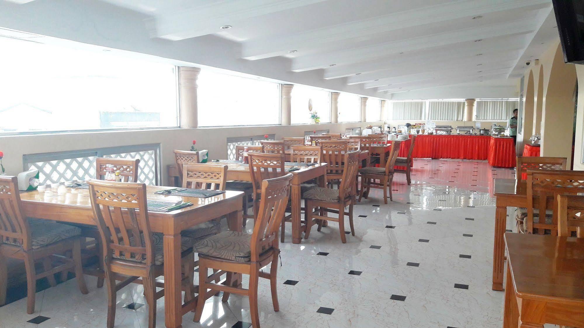 Grand Laurel Hotel Rangum Exterior foto